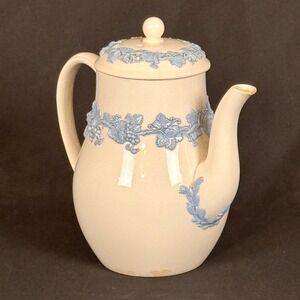 Wedgwood Embossed Queensware Teapot Blue Grapevine Etruria Barlaston England 7"